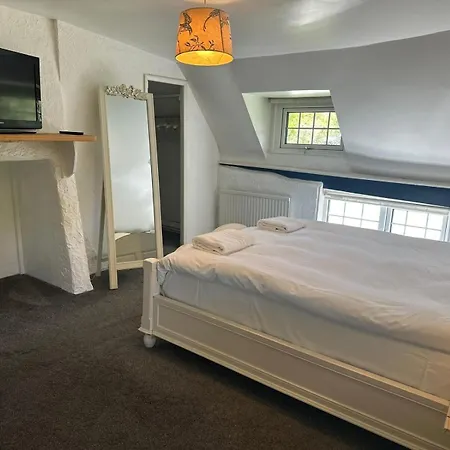 Beautiful Thatched Cottage With Outdoor Pool, Secure Garden, Dog & Family Friendly! Chichester Holiday Properties Bosham Exterior foto