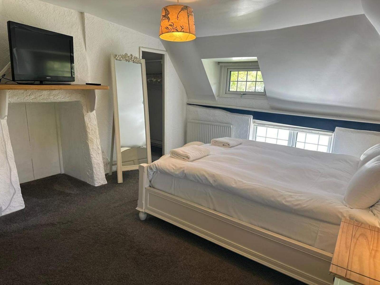 Holiday home Beautiful Thatched With Outdoor Pool, Secure Garden, Dog & Family Friendly! Chichester *