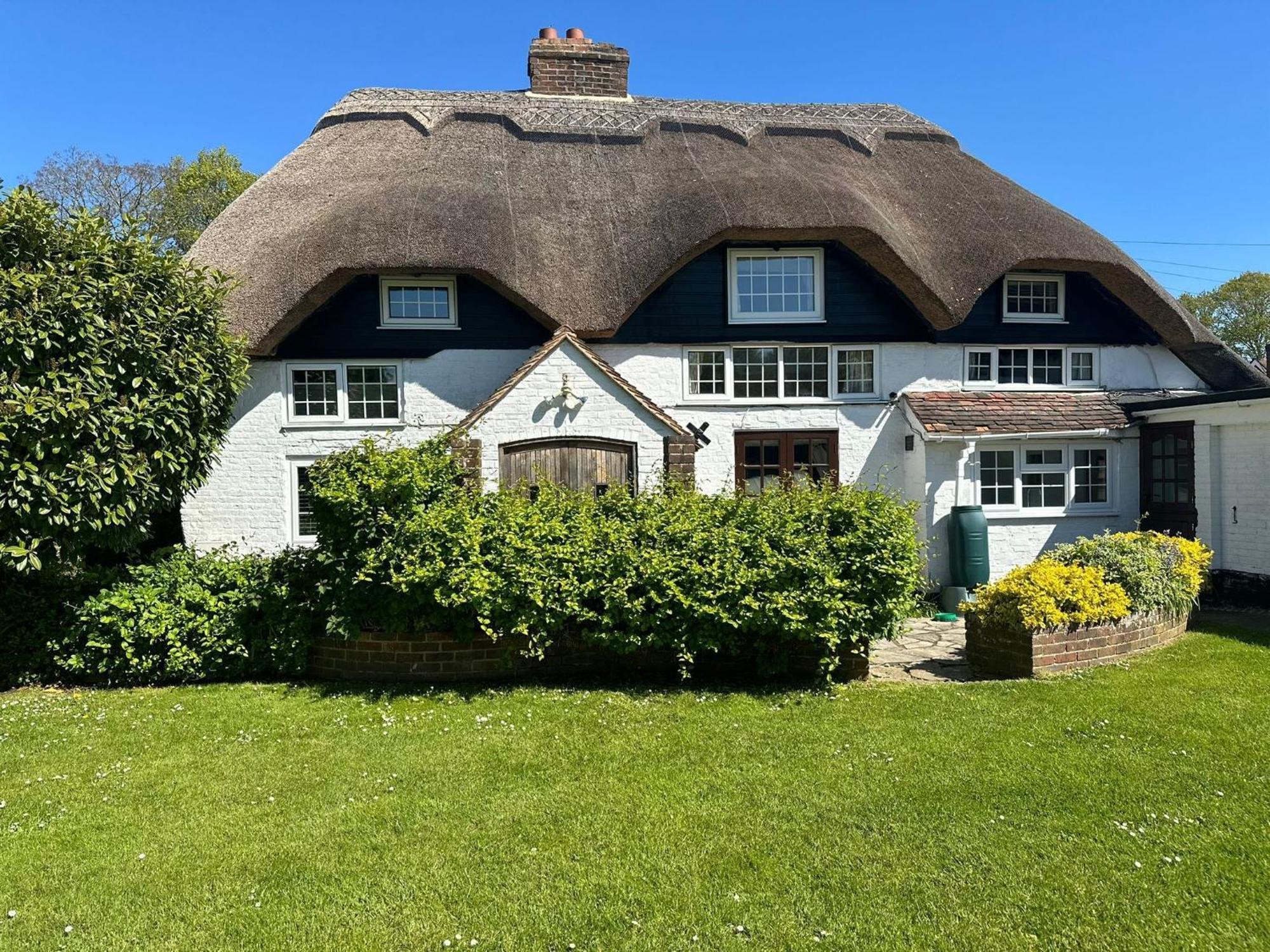Beautiful Thatched With Outdoor Pool, Secure Garden, Dog & Family Friendly! Chichester Holiday home