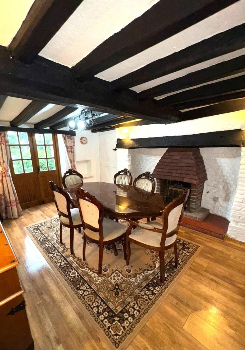 Beautiful Thatched With Outdoor Pool, Secure Garden, Dog & Family Friendly! Chichester *
