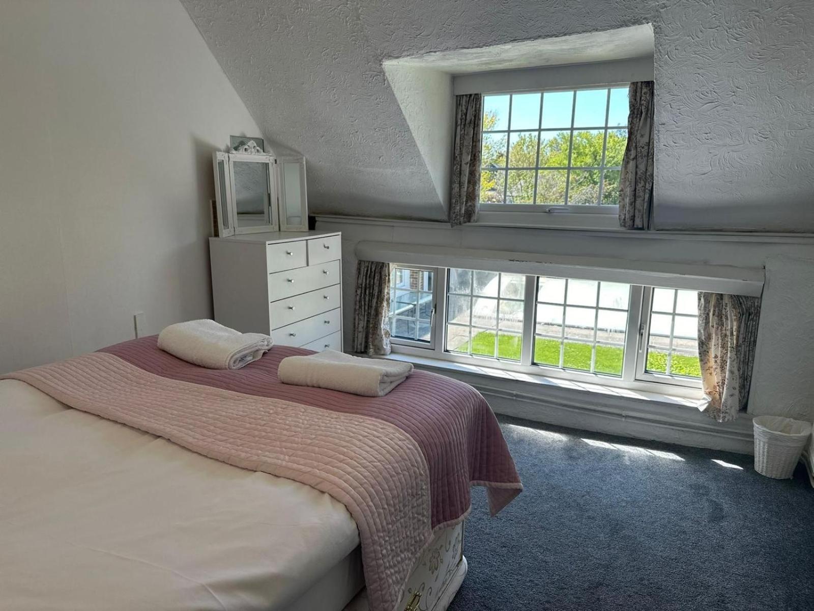 Beautiful Thatched With Outdoor Pool, Secure Garden, Dog & Family Friendly! Chichester Holiday home Bosham