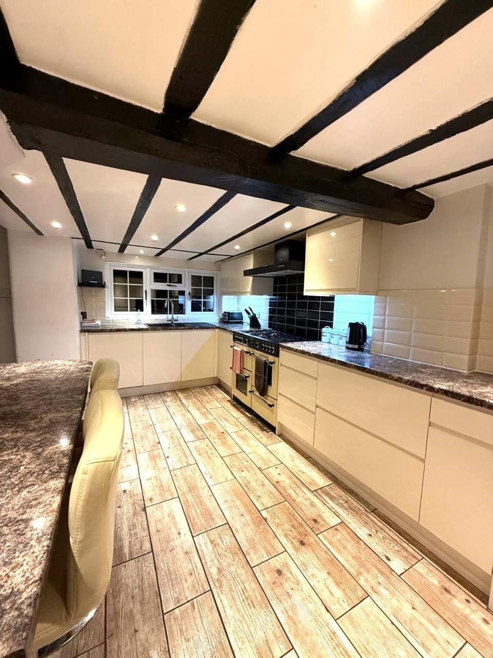 Beautiful Thatched With Outdoor Pool, Secure Garden, Dog & Family Friendly! Chichester *