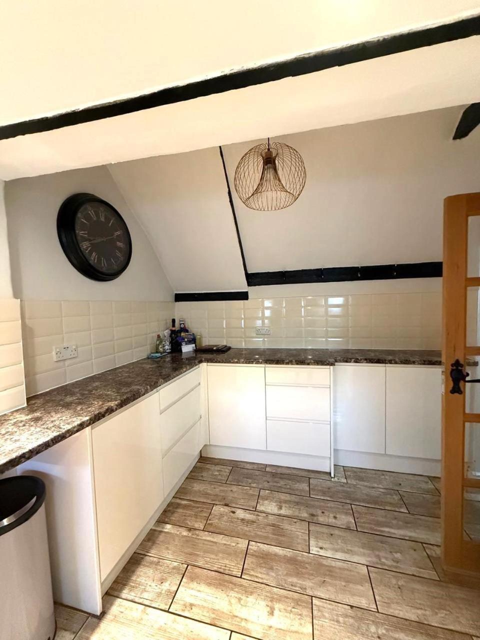 Beautiful Thatched With Outdoor Pool, Secure Garden, Dog & Family Friendly! Chichester * Bosham