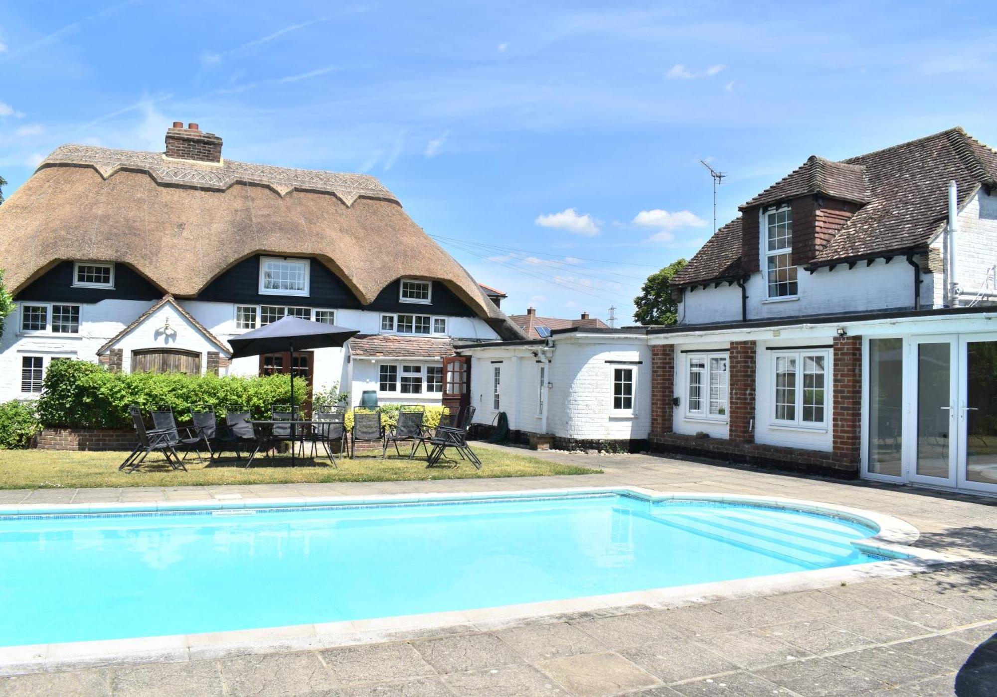 Holiday home Beautiful Thatched With Outdoor Pool, Secure Garden, Dog & Family Friendly! Chichester *