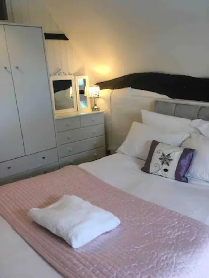 Holiday home Beautiful Thatched With Outdoor Pool, Secure Garden, Dog & Family Friendly! Chichester Bosham