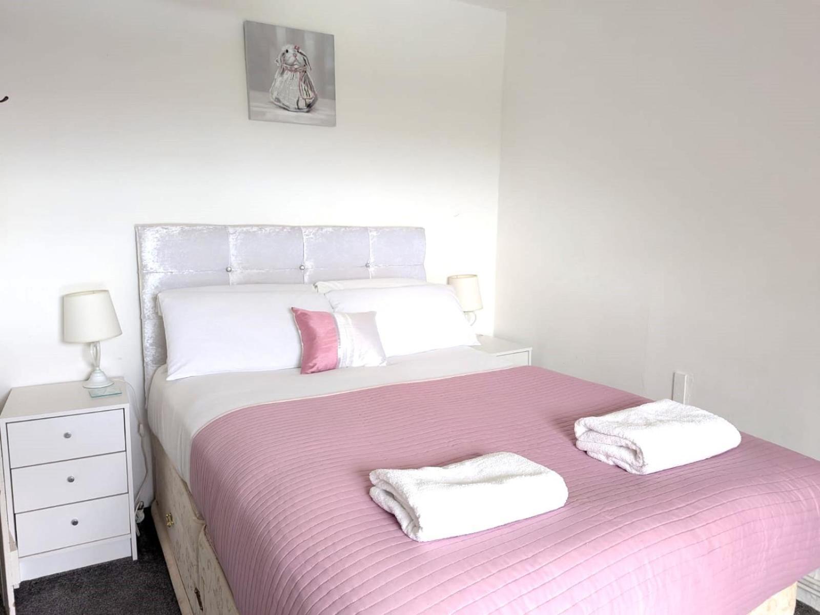 Beautiful Thatched With Outdoor Pool, Secure Garden, Dog & Family Friendly! Chichester Holiday home Bosham