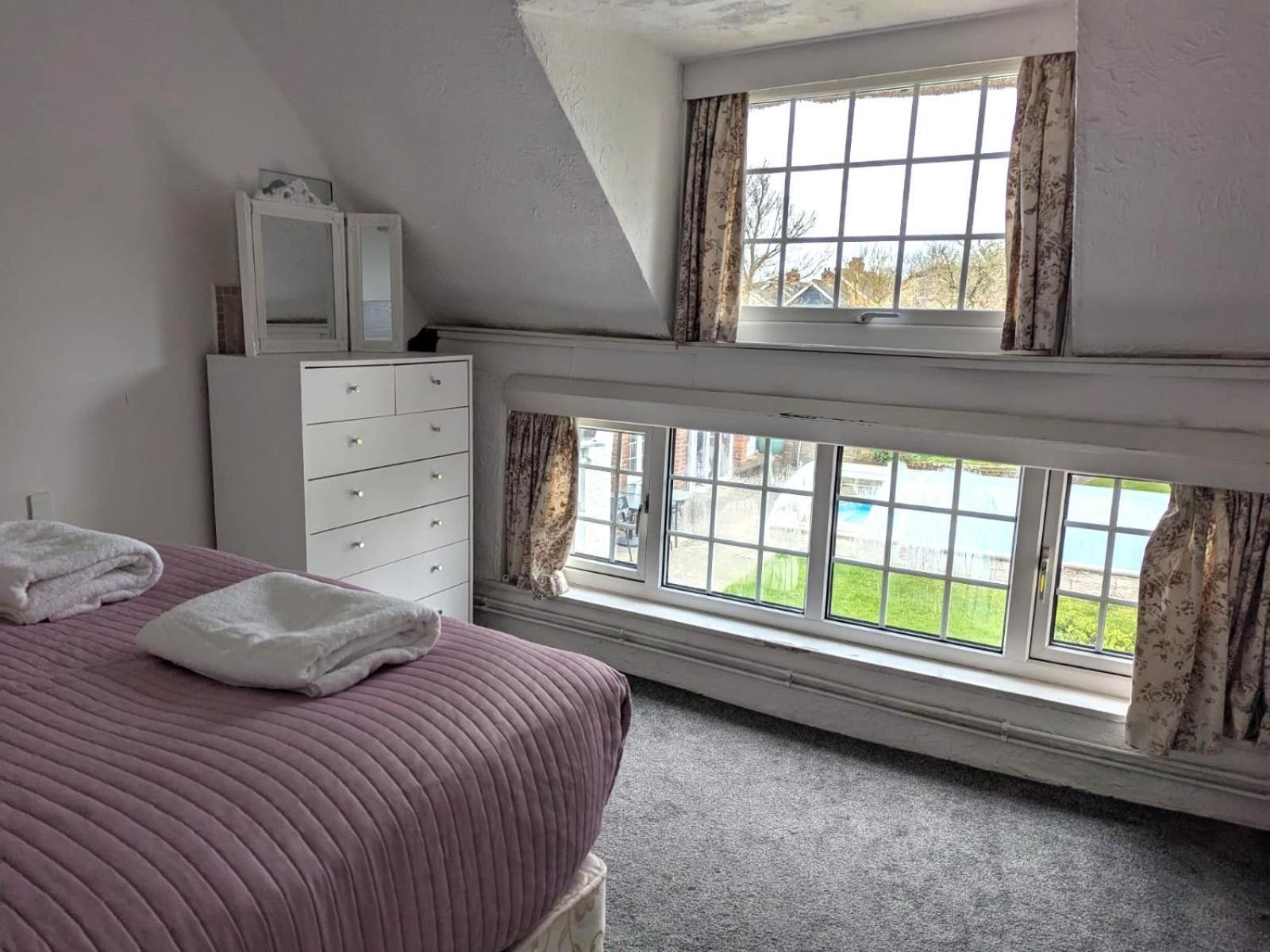 Beautiful Thatched With Outdoor Pool, Secure Garden, Dog & Family Friendly! Chichester