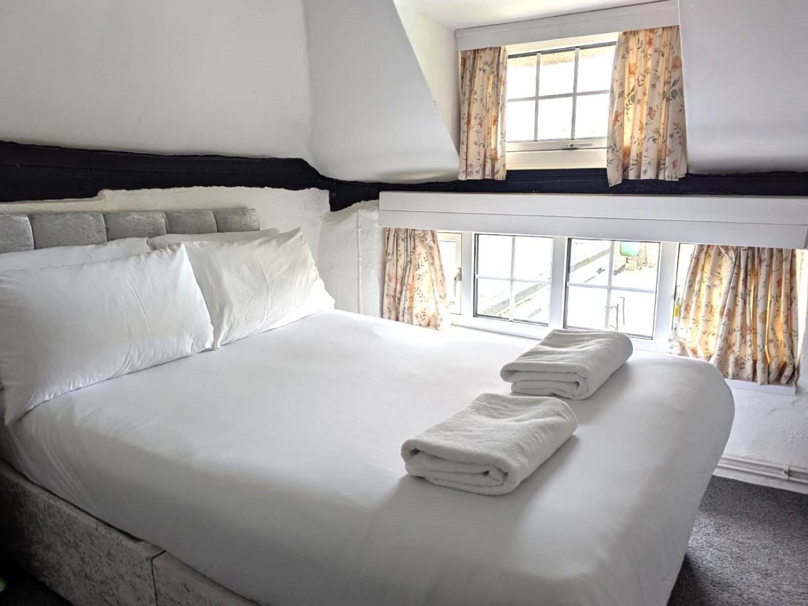 Beautiful Thatched With Outdoor Pool, Secure Garden, Dog & Family Friendly! Chichester Holiday home *