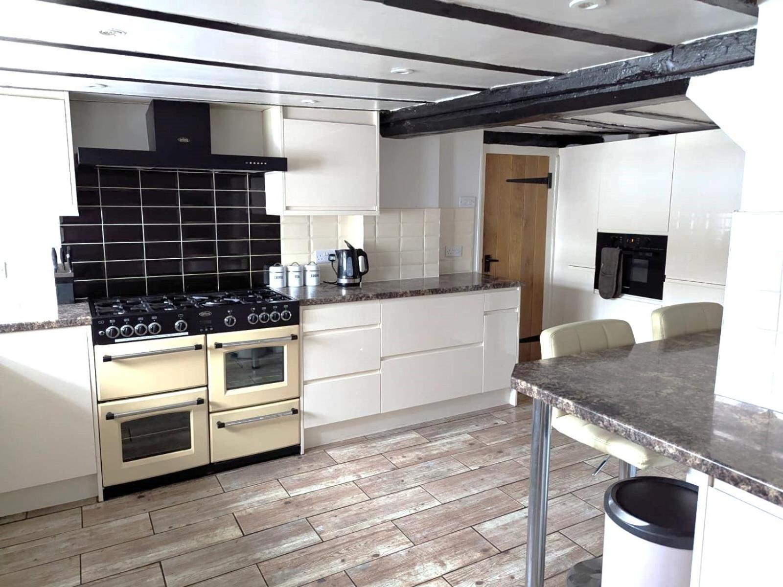 Beautiful Thatched With Outdoor Pool, Secure Garden, Dog & Family Friendly! Chichester *