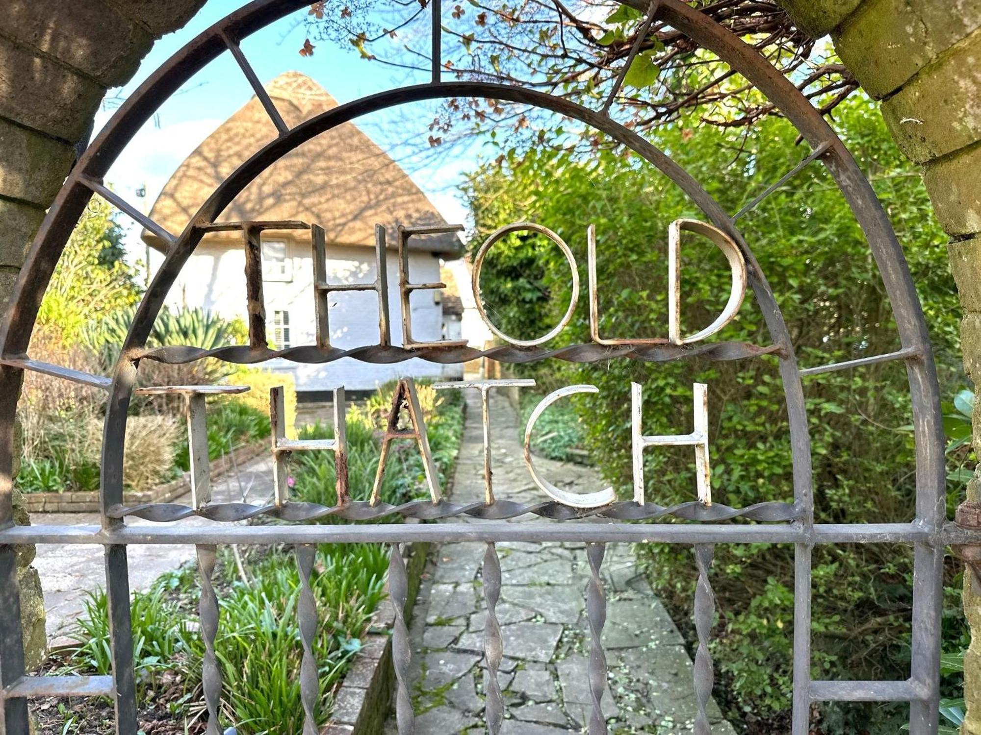 Beautiful Thatched With Outdoor Pool, Secure Garden, Dog & Family Friendly! Chichester Holiday home