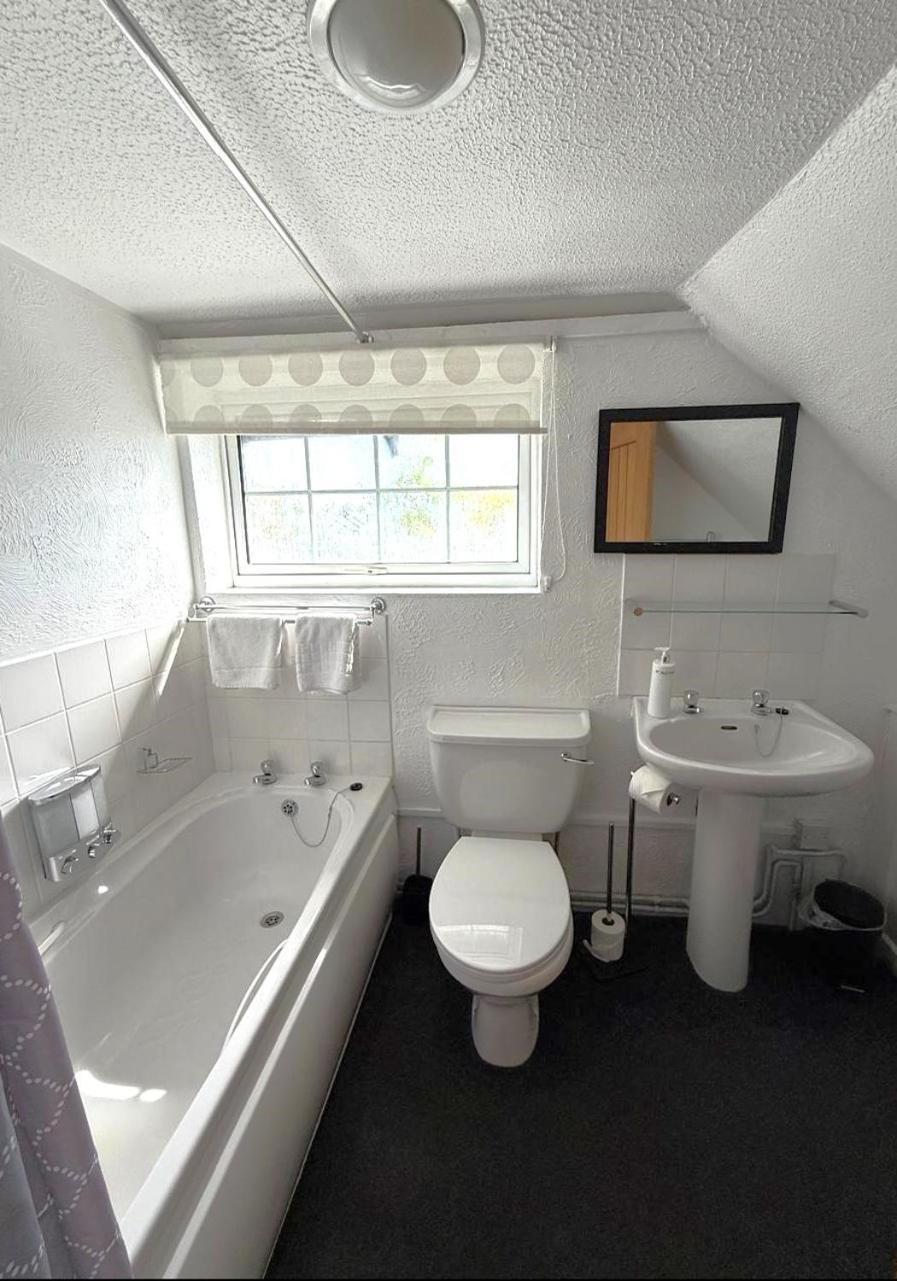 Holiday home Beautiful Thatched With Outdoor Pool, Secure Garden, Dog & Family Friendly! Chichester Bosham