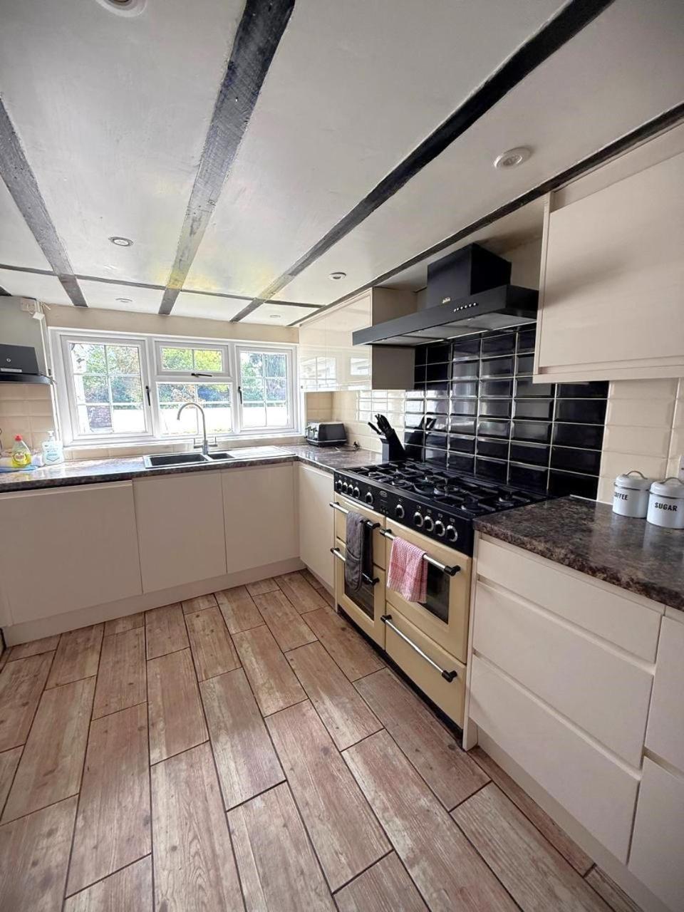 Beautiful Thatched With Outdoor Pool, Secure Garden, Dog & Family Friendly! Chichester *