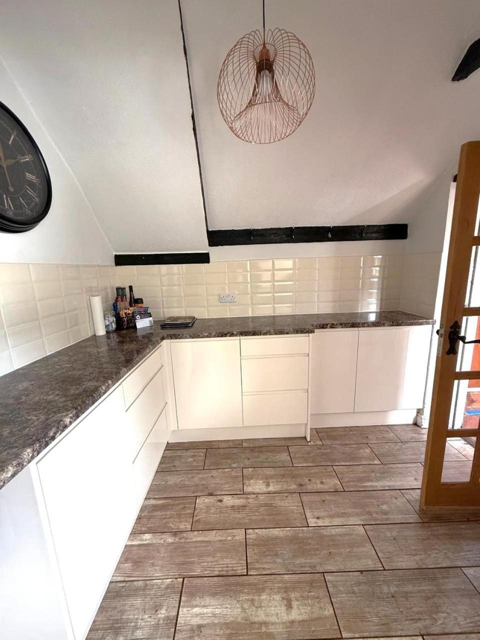 Beautiful Thatched With Outdoor Pool, Secure Garden, Dog & Family Friendly! Chichester